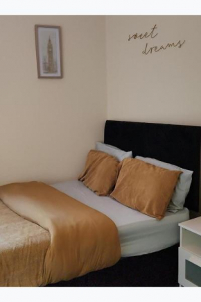 Wolverhampton City Centre - 1-Bed Flat - Sleeps 3